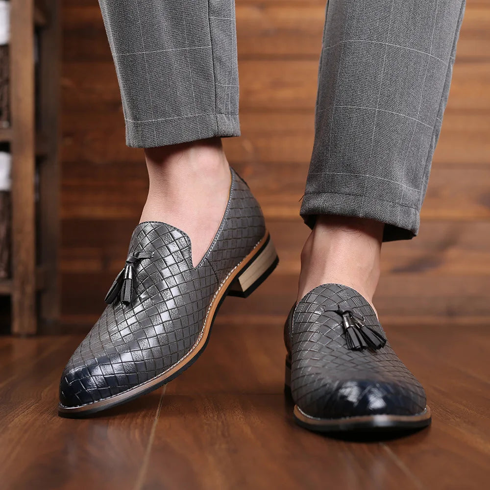 Mocassim masculino em couro legítimo com palmilha acolchoada, solado flexível e design versátil. Conforto e estilo para diversas ocasiões.