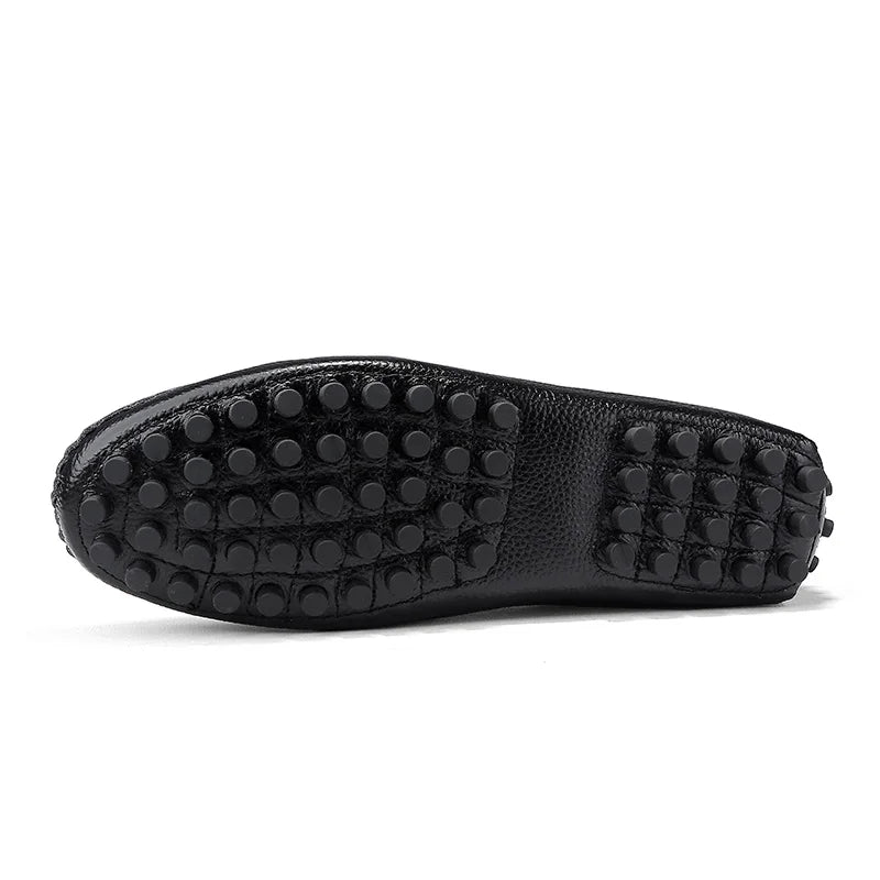 Mocassim masculino em couro premium com design clássico, palmilha macia e solado flexível. Perfeito para conforto e estilo.
