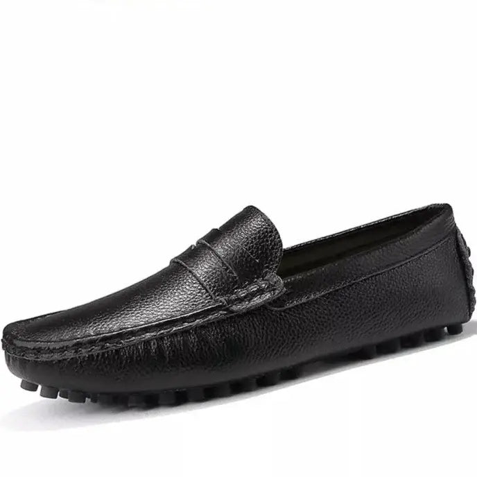 Mocassim masculino em couro premium com design clássico, palmilha macia e solado flexível. Perfeito para conforto e estilo.