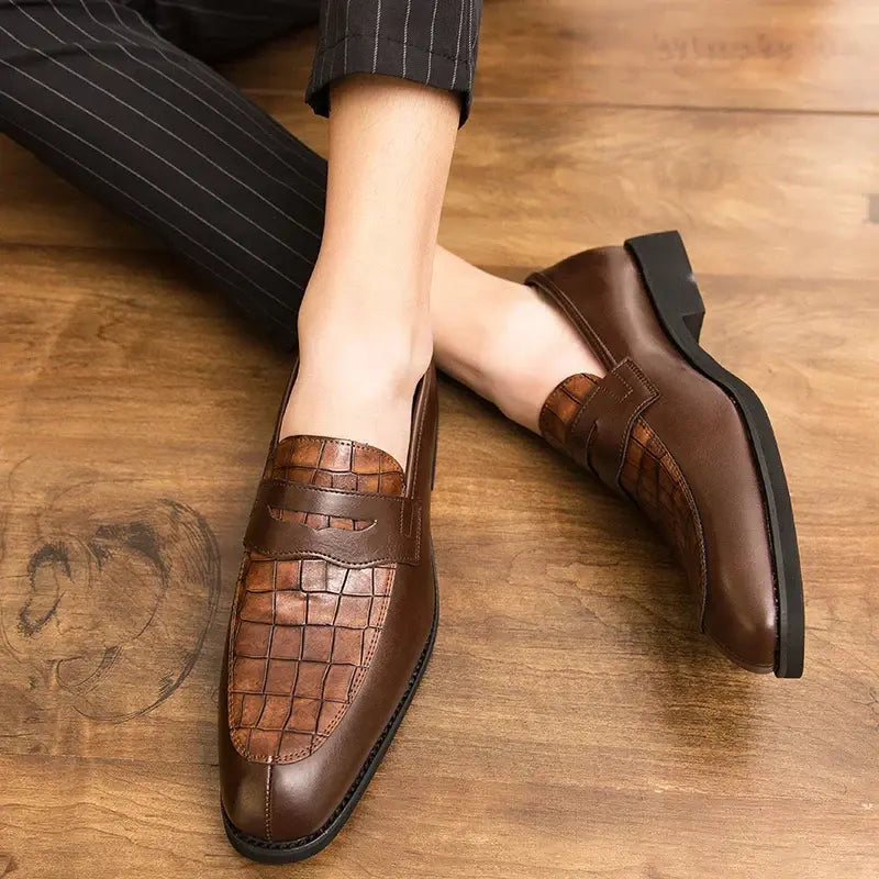 Mocassim masculino em couro premium, com conforto acolchoado, solado flexível e acabamento clássico. Ideal para looks casuais e formais.