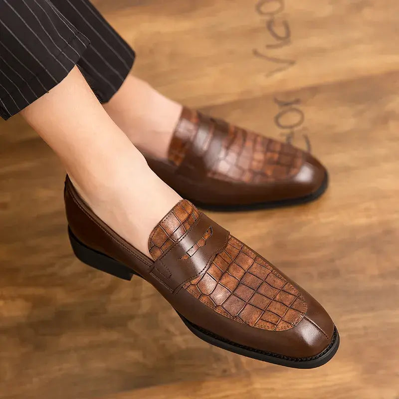 Mocassim masculino em couro premium, com conforto acolchoado, solado flexível e acabamento clássico. Ideal para looks casuais e formais.