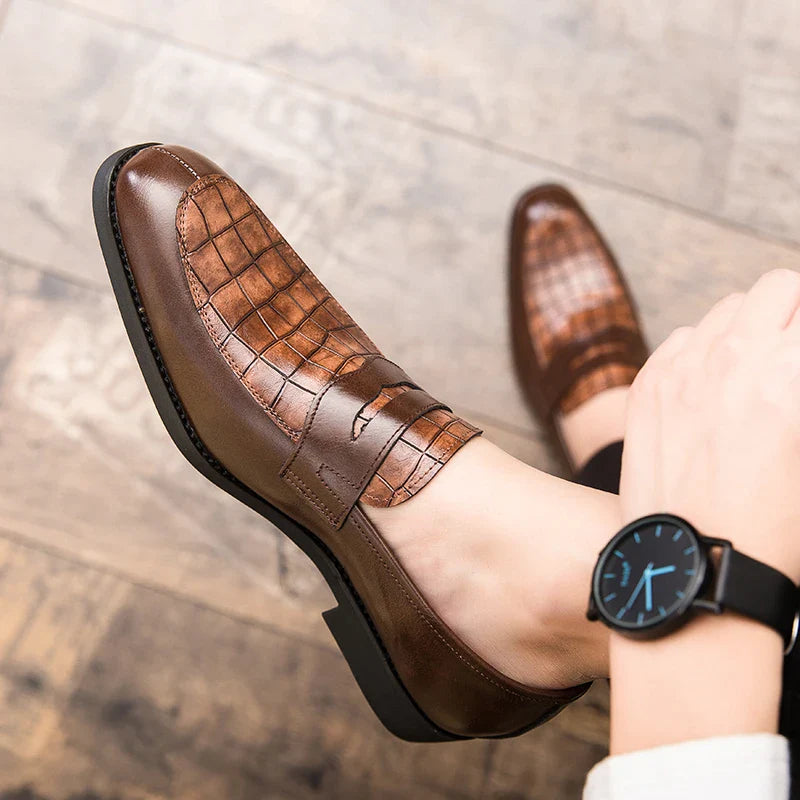 Mocassim masculino em couro premium, com conforto acolchoado, solado flexível e acabamento clássico. Ideal para looks casuais e formais.