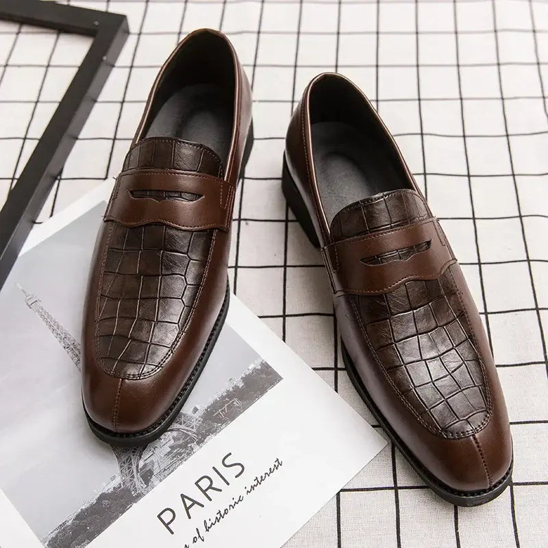Mocassim masculino em couro premium, com conforto acolchoado, solado flexível e acabamento clássico. Ideal para looks casuais e formais.