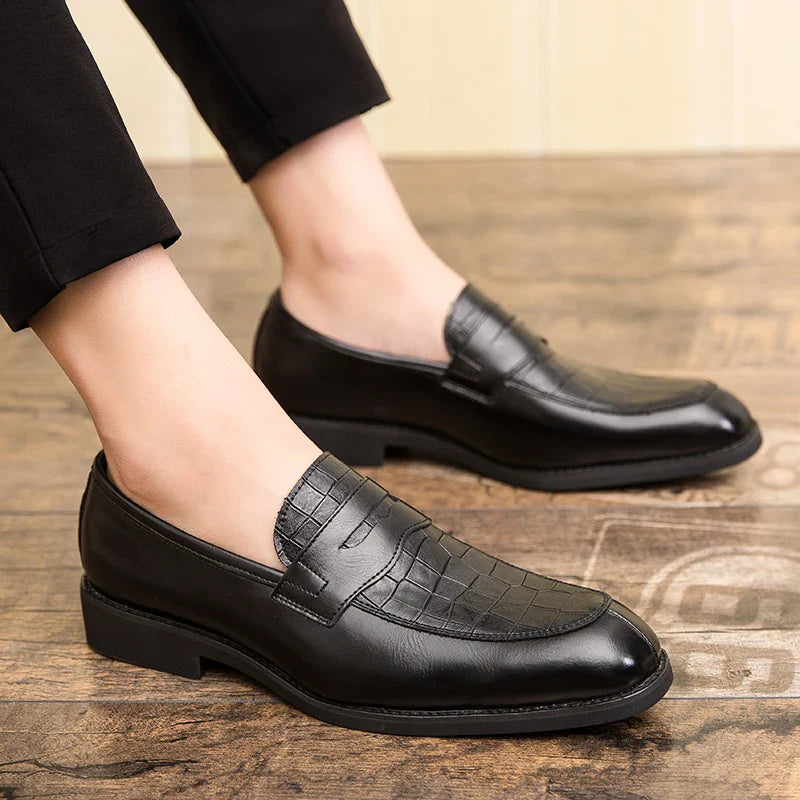 Mocassim masculino em couro premium, com conforto acolchoado, solado flexível e acabamento clássico. Ideal para looks casuais e formais.