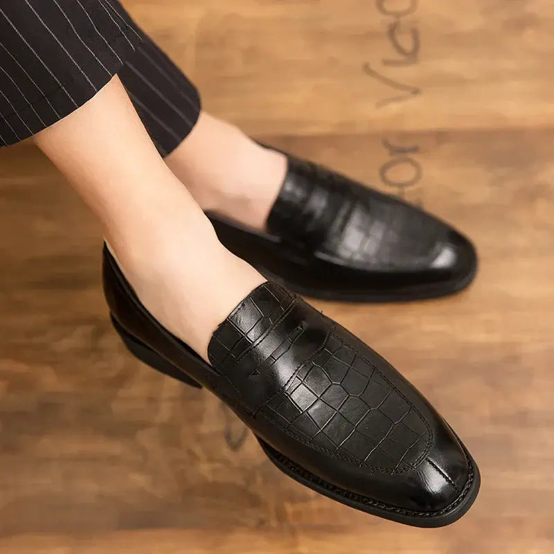 Mocassim masculino em couro premium, com conforto acolchoado, solado flexível e acabamento clássico. Ideal para looks casuais e formais.