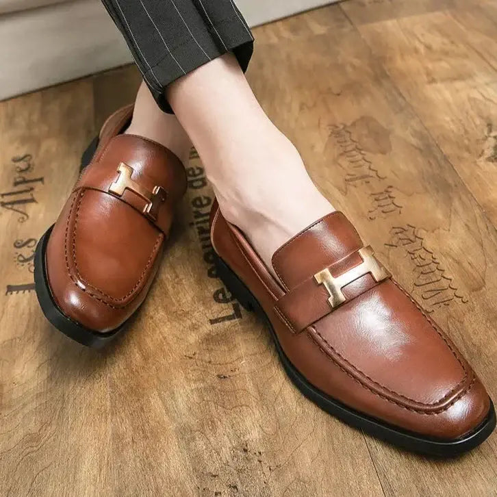 Mocassim masculino em couro premium, com acabamento artesanal, palmilha acolchoada e solado flexível. Elegância para looks casuais e formais.