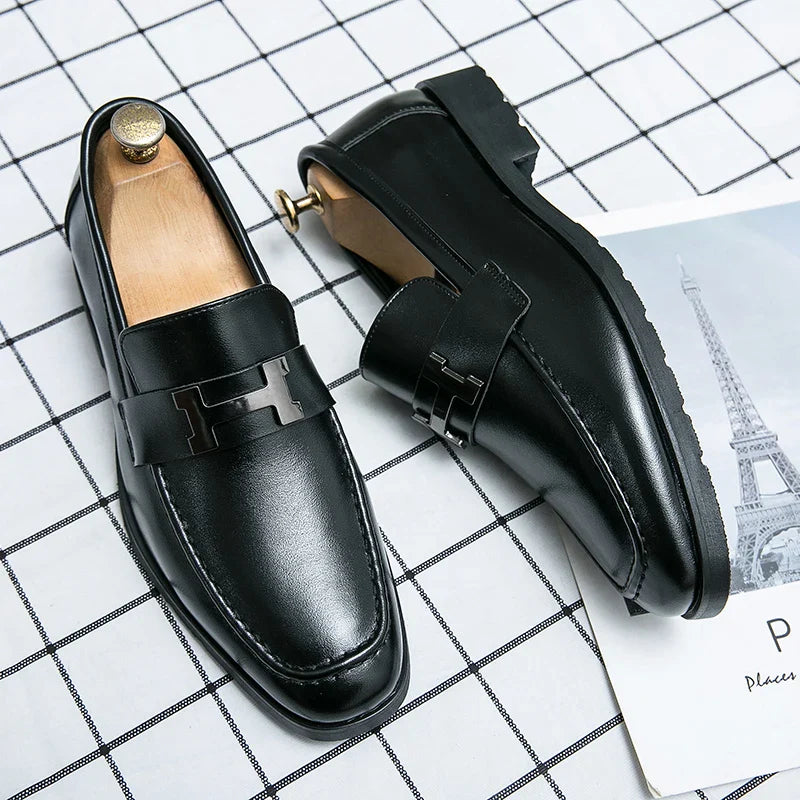 Mocassim masculino em couro premium, com acabamento artesanal, palmilha acolchoada e solado flexível. Elegância para looks casuais e formais.