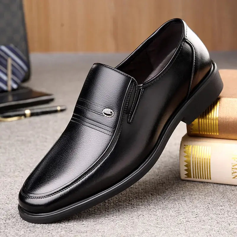 Mocassim masculino em couro premium com solado resistente e palmilha macia. Design clássico e confortável para diversos estilos e ocasiões.