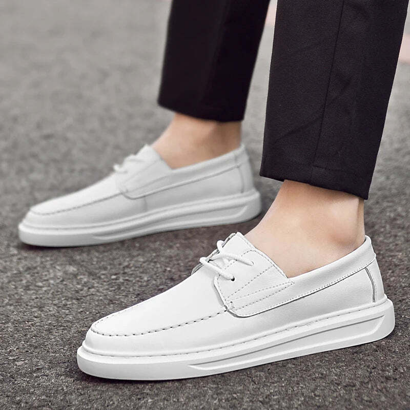 Mocassim masculino feito em couro premium, com solado flexível e palmilha macia. Design versátil e elegante para uso diário e ocasiões especiais.
