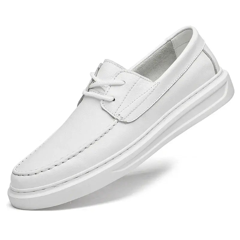 Mocassim masculino feito em couro premium, com solado flexível e palmilha macia. Design versátil e elegante para uso diário e ocasiões especiais.