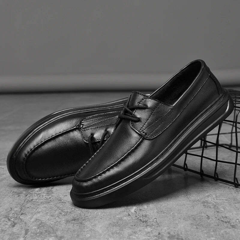 Mocassim masculino feito em couro premium, com solado flexível e palmilha macia. Design versátil e elegante para uso diário e ocasiões especiais.