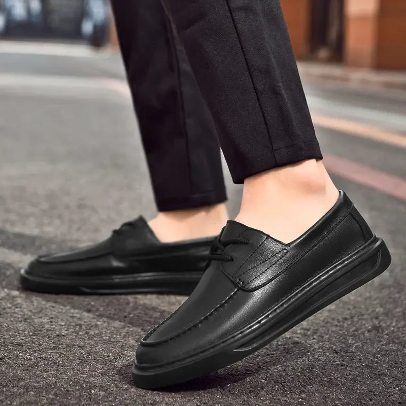 Mocassim masculino feito em couro premium, com solado flexível e palmilha macia. Design versátil e elegante para uso diário e ocasiões especiais.
