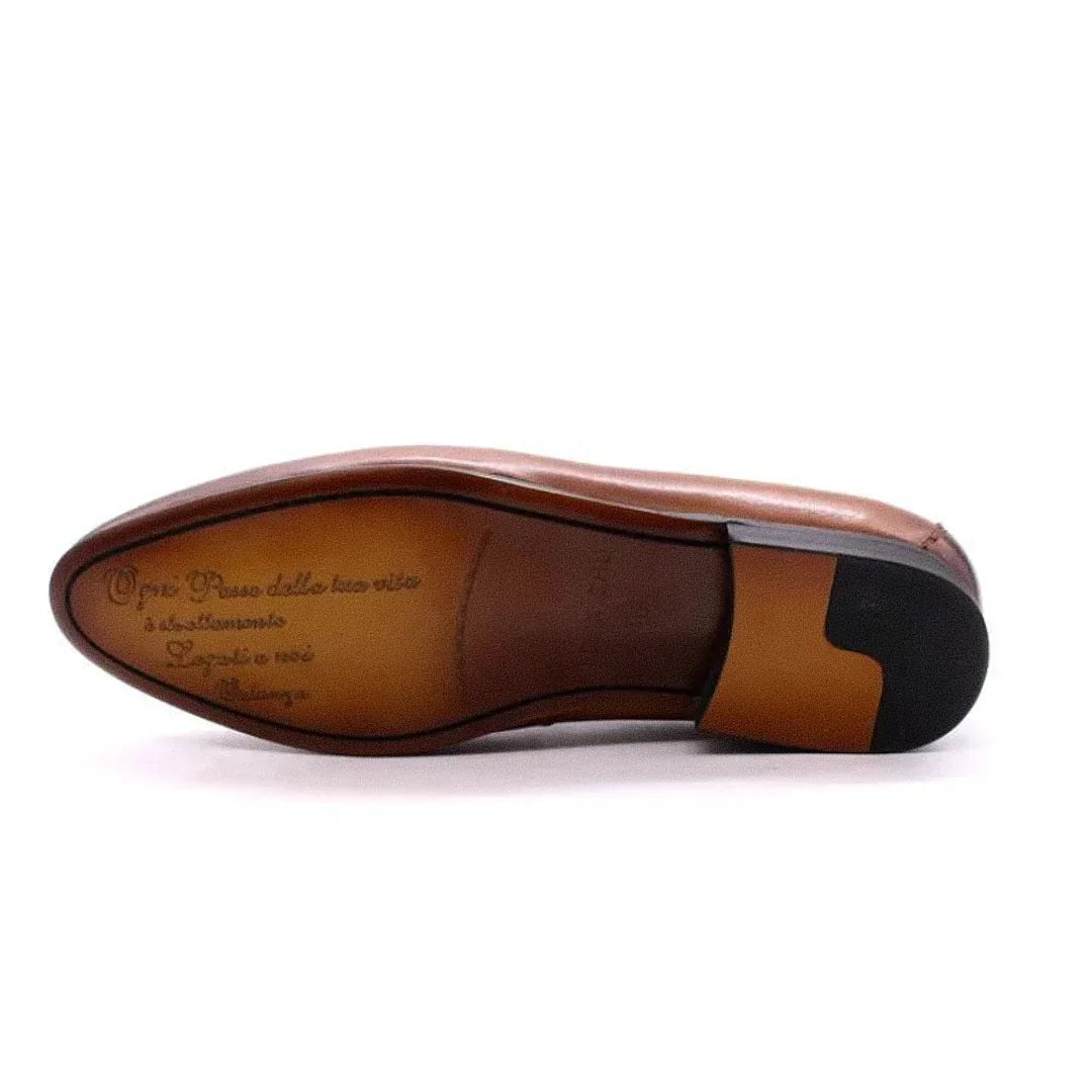 Mocassim Masculino Dublin Romenzi RZ732 em detalhe, mocassim contemporâneo em materiais de alta qualidade que oferece conforto, durabilidade e sofisticação.