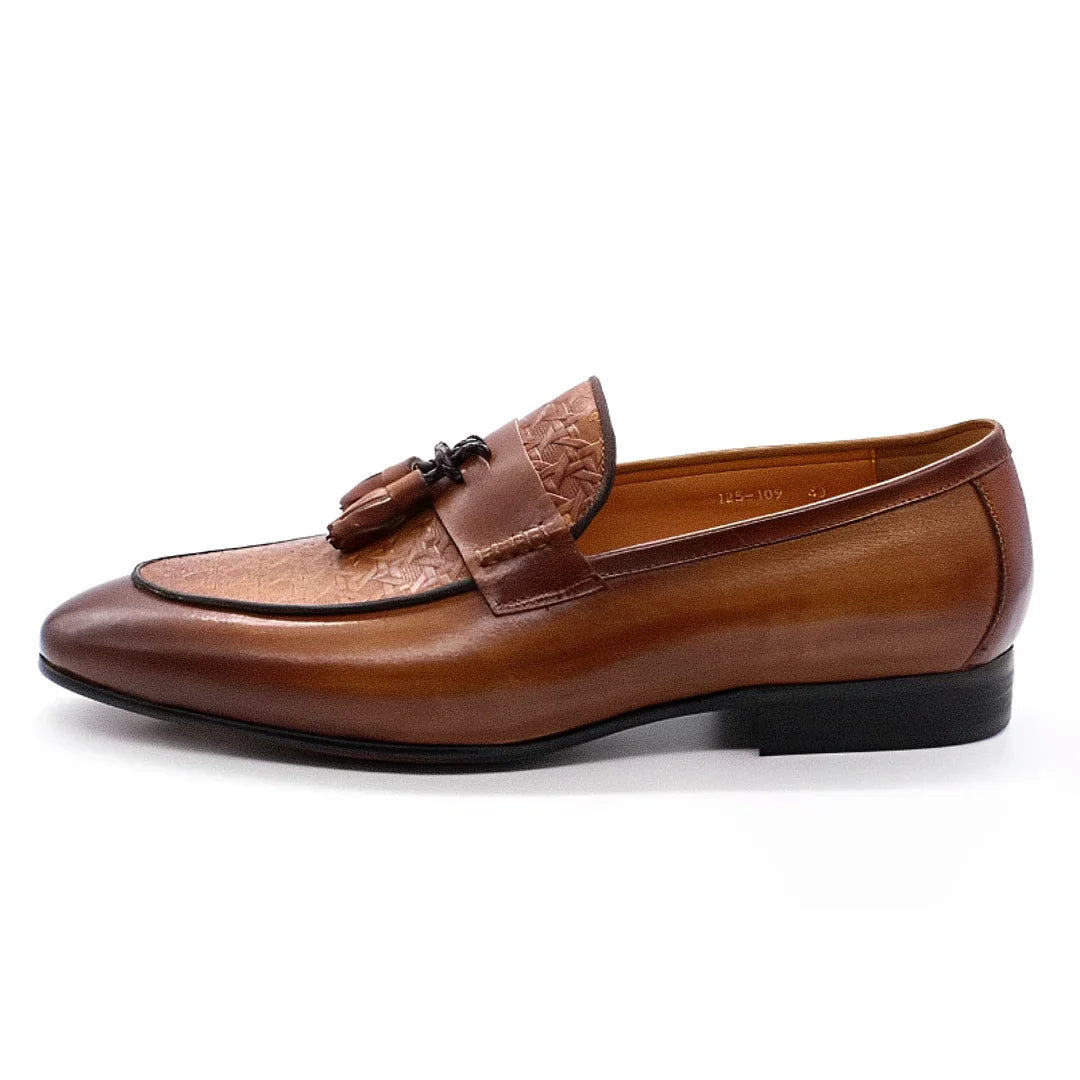 Mocassim Masculino Dublin Romenzi RZ732 em detalhe, mocassim contemporâneo em materiais de alta qualidade que oferece conforto, durabilidade e sofisticação.