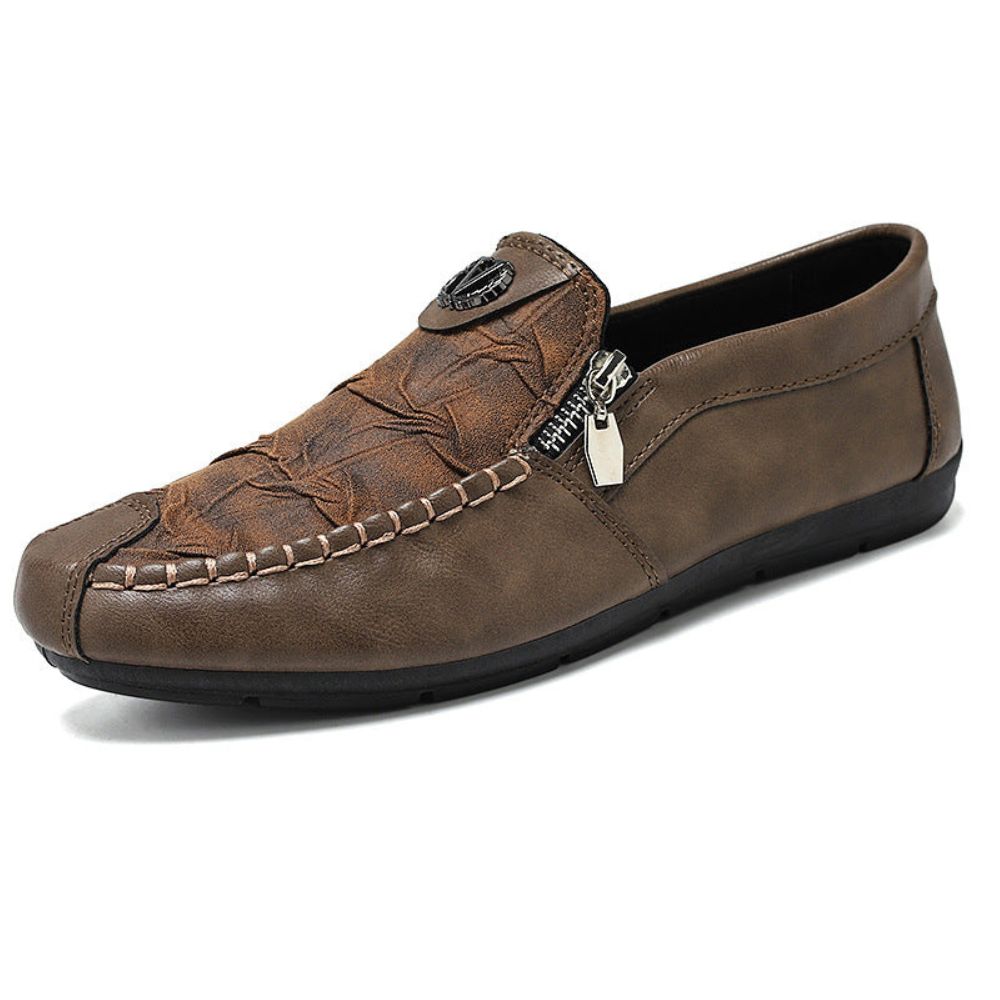 Mocassim Masculino Elegance Romenzi RZ733 em detalhe, calçado premium sofisticado e resistente, ideal para looks casuais e sociais com autenticidade.