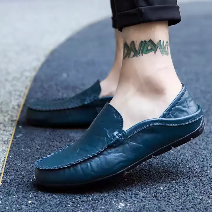 Mocassim masculino em couro legítimo com design clássico, solado flexível e palmilha acolchoada. Elegância e conforto para diversos momentos.