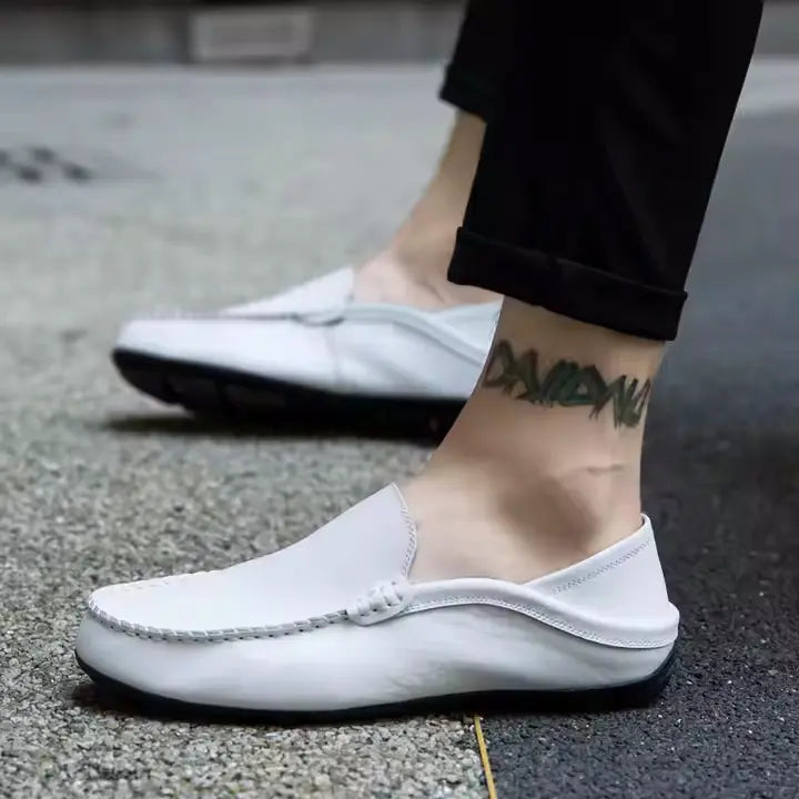 Mocassim masculino em couro legítimo com design clássico, solado flexível e palmilha acolchoada. Elegância e conforto para diversos momentos.