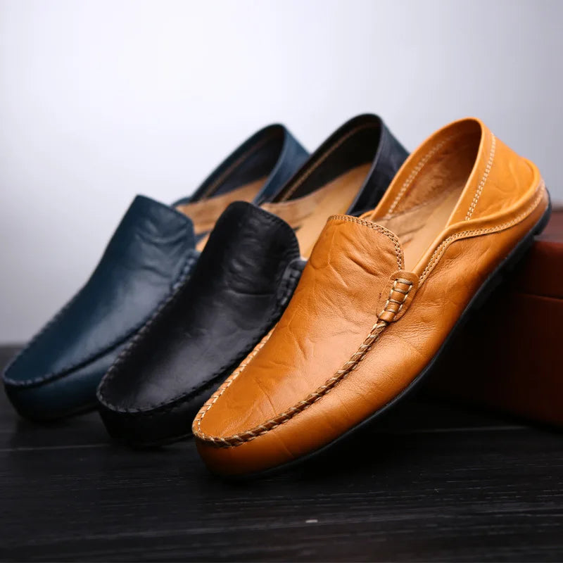 Mocassim masculino em couro legítimo com design clássico, solado flexível e palmilha acolchoada. Elegância e conforto para diversos momentos.