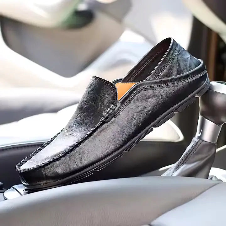 Mocassim masculino em couro legítimo com design clássico, solado flexível e palmilha acolchoada. Elegância e conforto para diversos momentos.