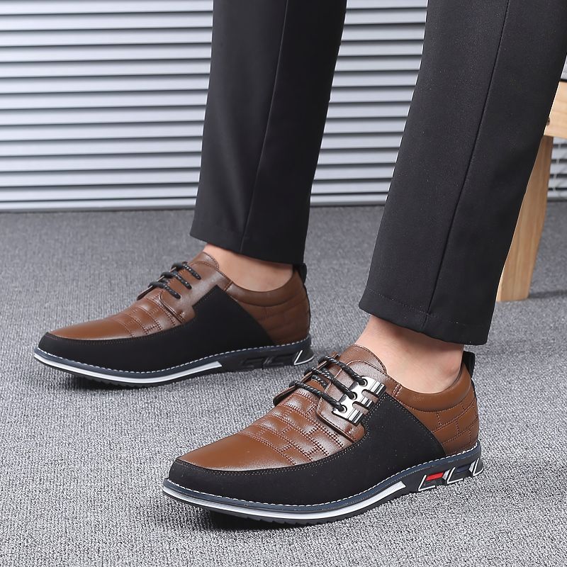 Mocassim Masculino Génova Romenzi RZ736 em detalhe, feito em couro premium, calçado sofisticado e resistente para visuais casuais ou formais com elegância.