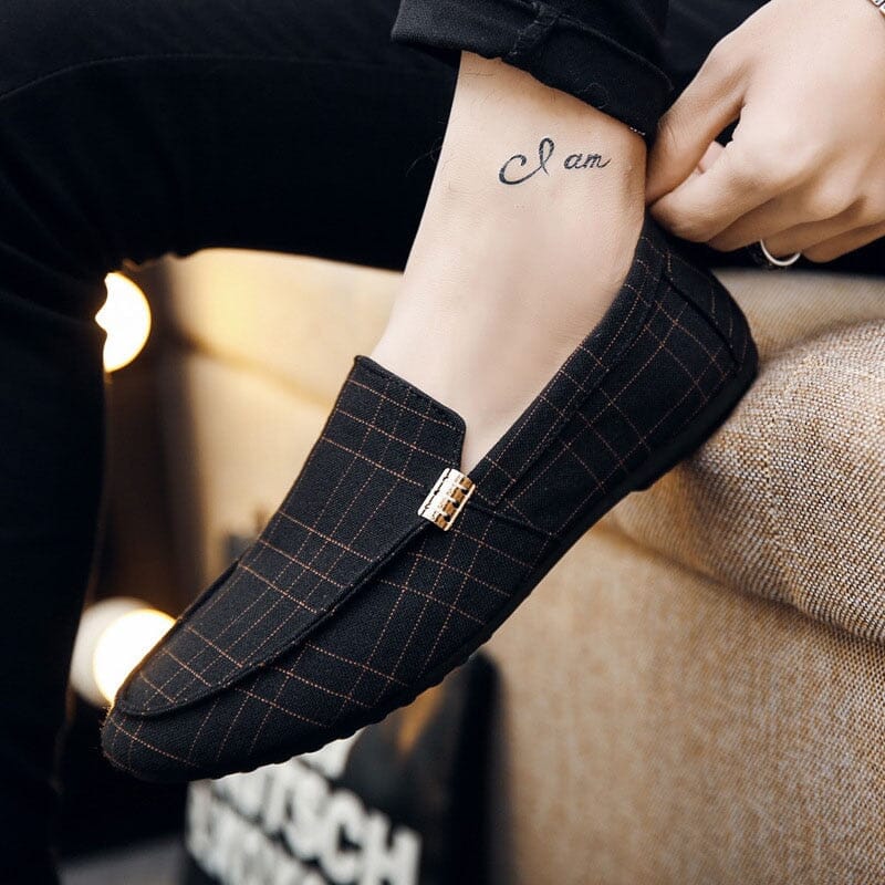 Mocassim Masculino Germany Romenzi RZ737 em detalhe, mocassim sofisticado em materiais de alta qualidade que oferece conforto, elegância e durabilidade.