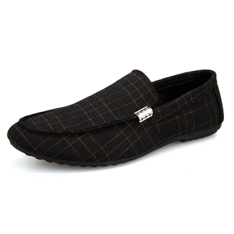 Mocassim Masculino Germany Romenzi RZ737 em detalhe, mocassim sofisticado em materiais de alta qualidade que oferece conforto, elegância e durabilidade.