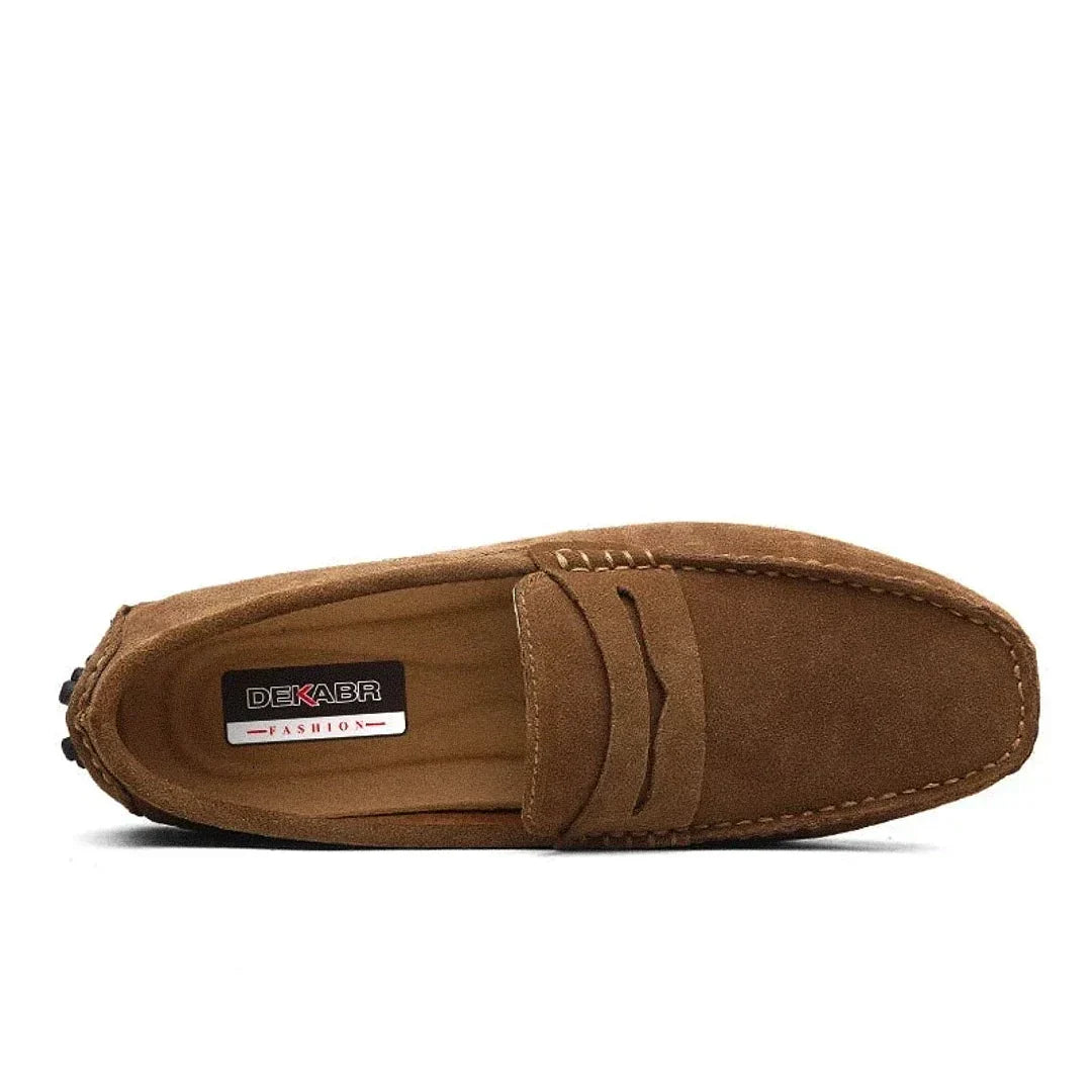 Mocassim Masculino Granada Romenzi RZ738 em detalhe, calçado premium sofisticado e resistente, com design atemporal que garante estilo casual ou social.