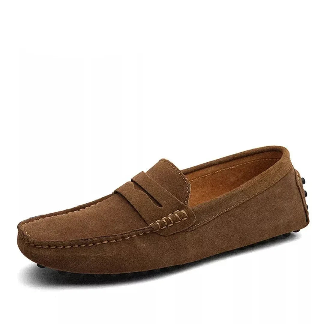 Mocassim Masculino Granada Romenzi RZ738 em detalhe, calçado premium sofisticado e resistente, com design atemporal que garante estilo casual ou social.