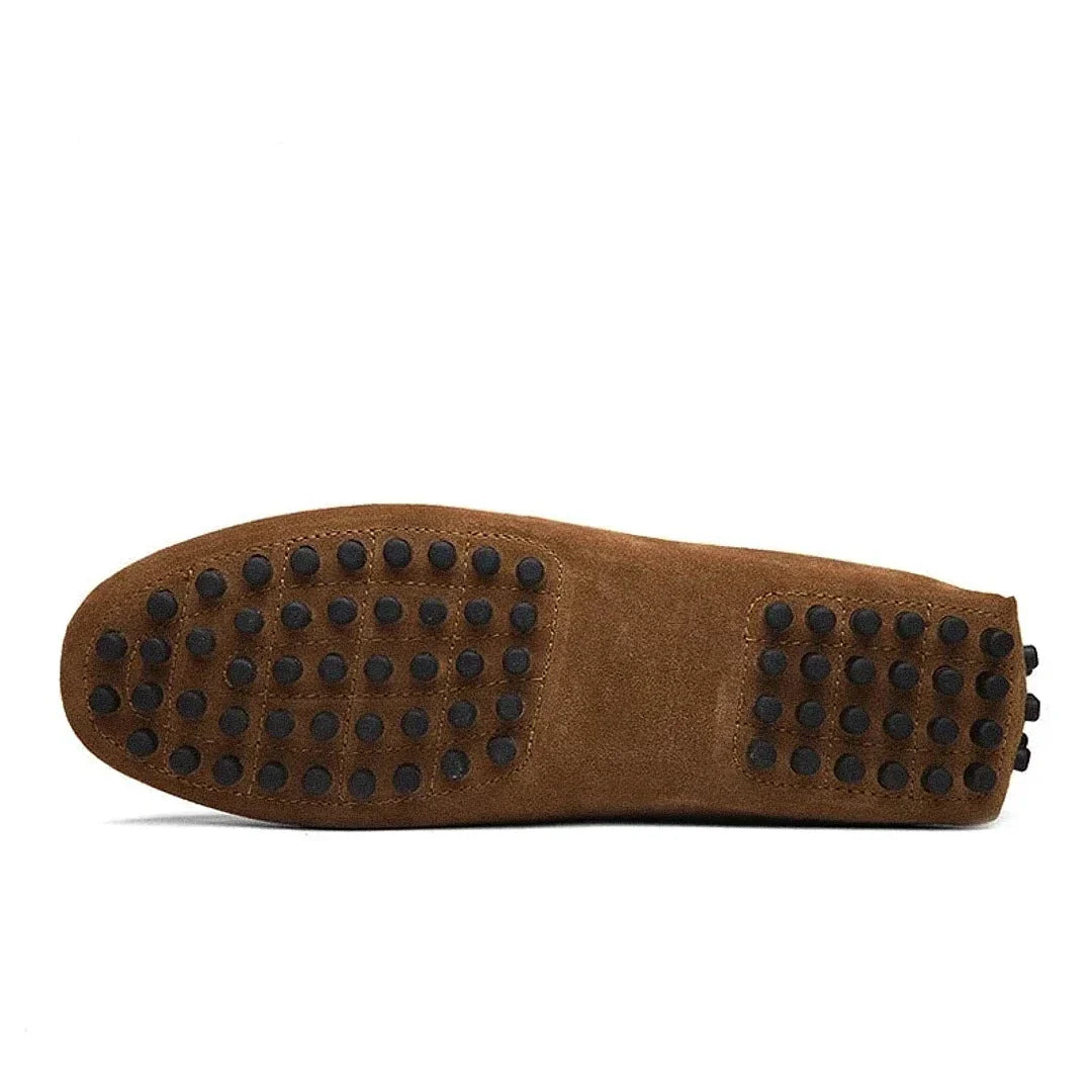Mocassim Masculino Granada Romenzi RZ738 em detalhe, calçado premium sofisticado e resistente, com design atemporal que garante estilo casual ou social.