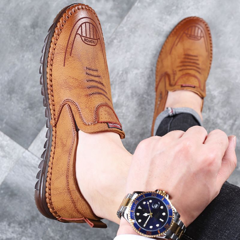 Mocassim Masculino Italian Romenzi RZ739 em detalhe, mocassim elegante em materiais de alta qualidade que oferece conforto, durabilidade e estilo sofisticado.