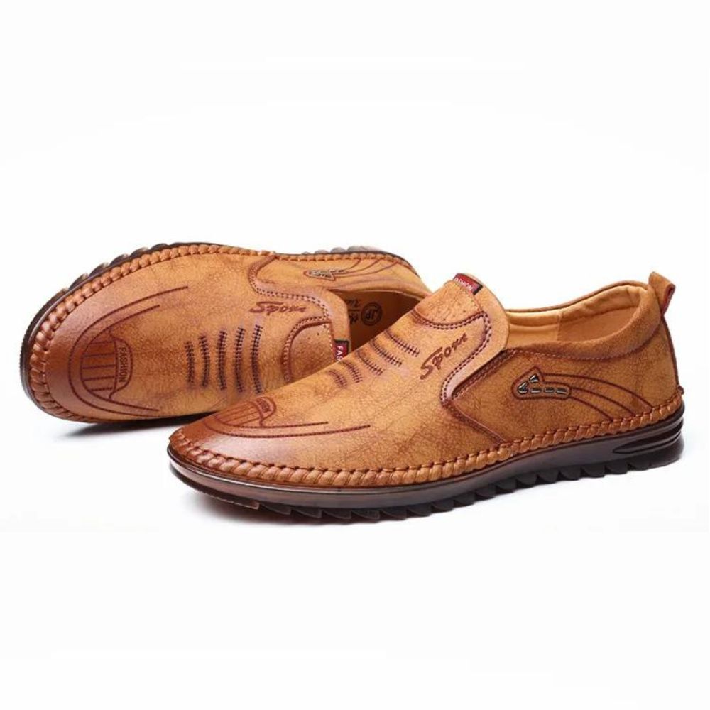 Mocassim Masculino Italian Romenzi RZ739 em detalhe, mocassim elegante em materiais de alta qualidade que oferece conforto, durabilidade e estilo sofisticado.