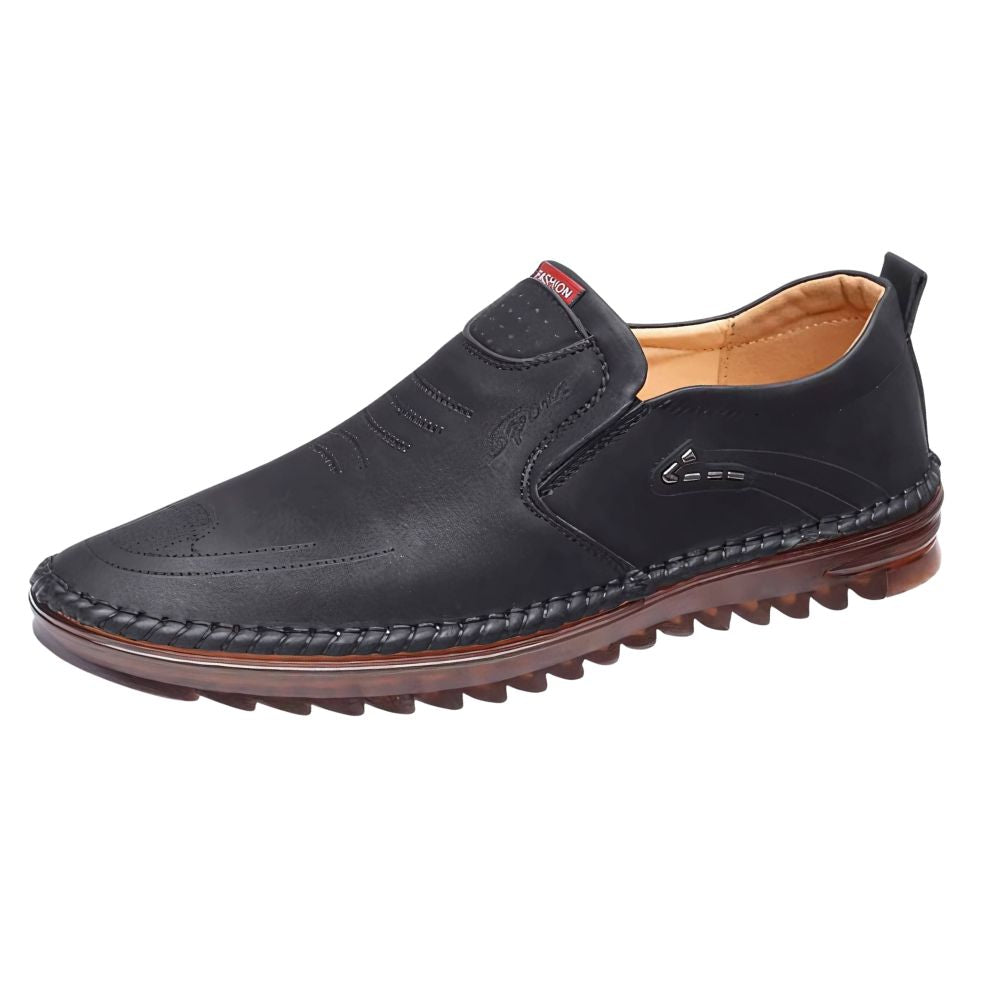Mocassim Masculino Italian Romenzi RZ739 em detalhe, mocassim elegante em materiais de alta qualidade que oferece conforto, durabilidade e estilo sofisticado.
