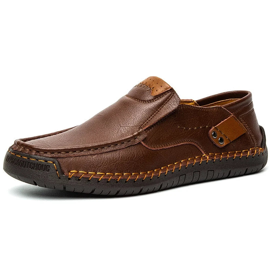 Mocassim Masculino Lyon Romenzi RZ740 em detalhe, calçado premium resistente e sofisticado, ideal para composições elegantes em momentos casuais ou formais.