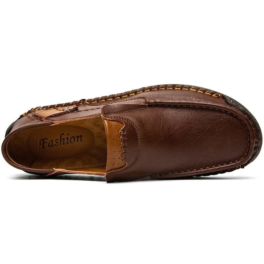 Mocassim Masculino Lyon Romenzi RZ740 em detalhe, calçado premium resistente e sofisticado, ideal para composições elegantes em momentos casuais ou formais.