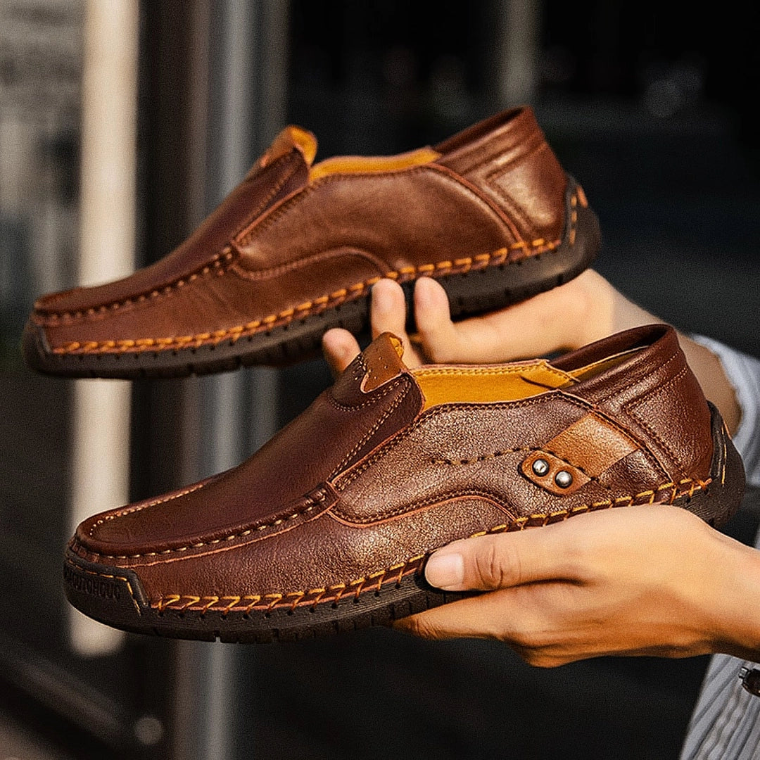 Mocassim Masculino Lyon Romenzi RZ740 em detalhe, calçado premium resistente e sofisticado, ideal para composições elegantes em momentos casuais ou formais.