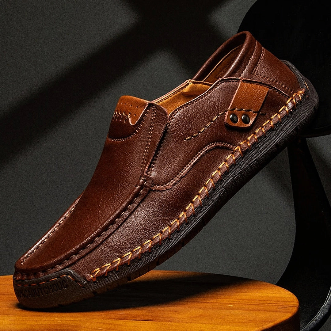 Mocassim Masculino Lyon Romenzi RZ740 em detalhe, calçado premium resistente e sofisticado, ideal para composições elegantes em momentos casuais ou formais.