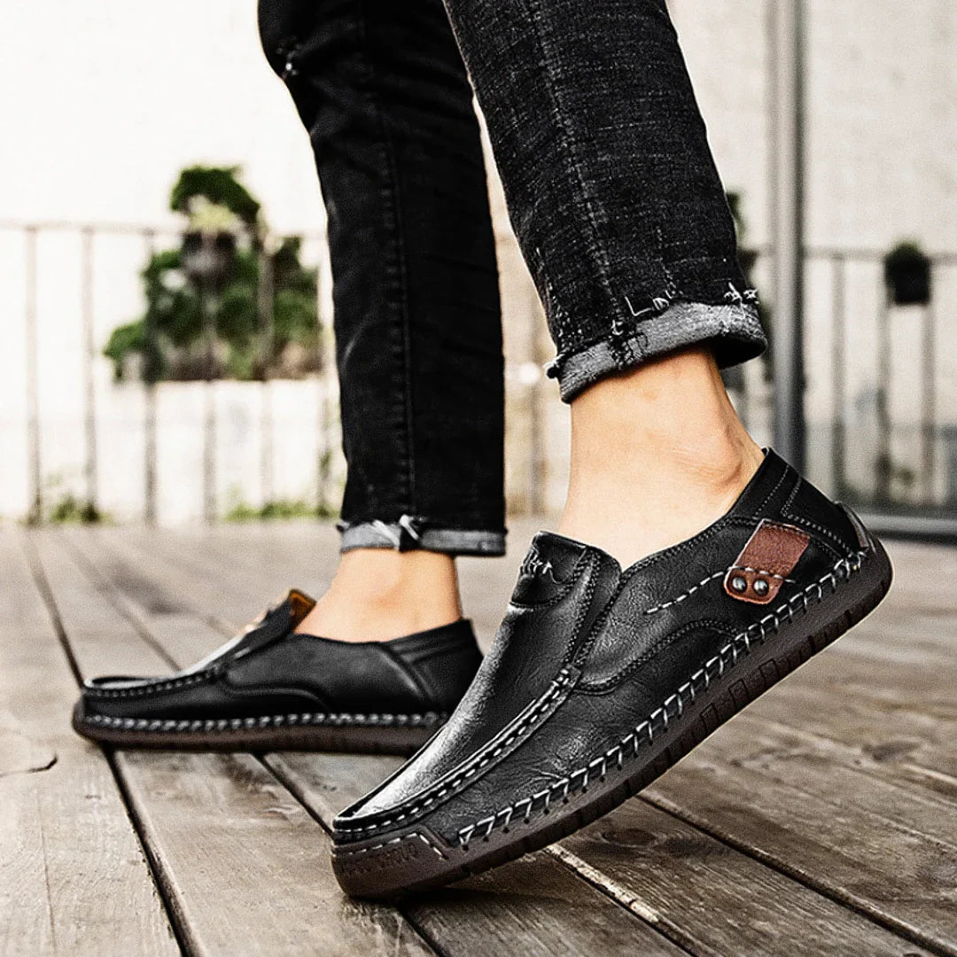 Mocassim Masculino Lyon Romenzi RZ740 em detalhe, calçado premium resistente e sofisticado, ideal para composições elegantes em momentos casuais ou formais.