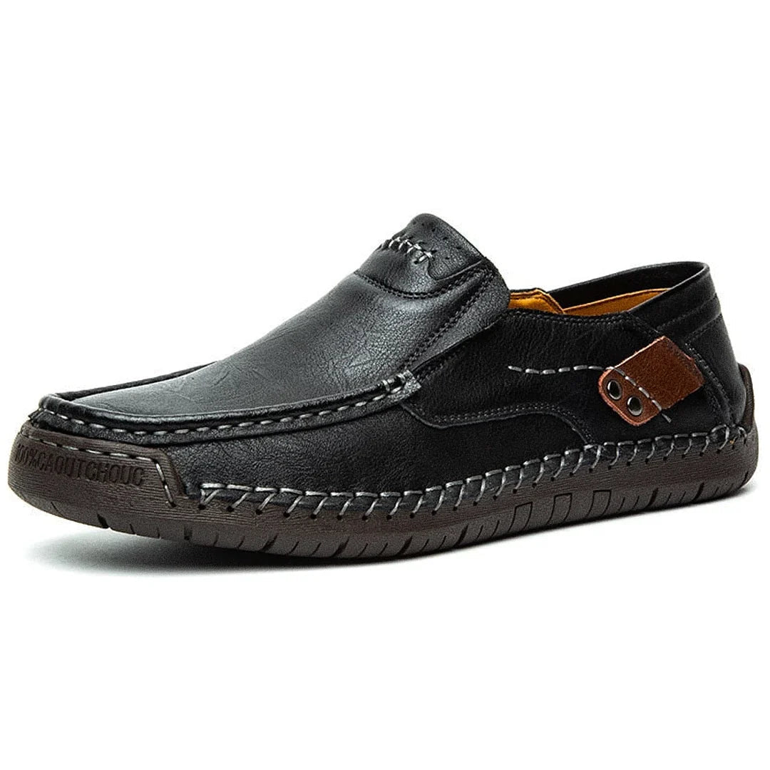 Mocassim Masculino Lyon Romenzi RZ740 em detalhe, calçado premium resistente e sofisticado, ideal para composições elegantes em momentos casuais ou formais.