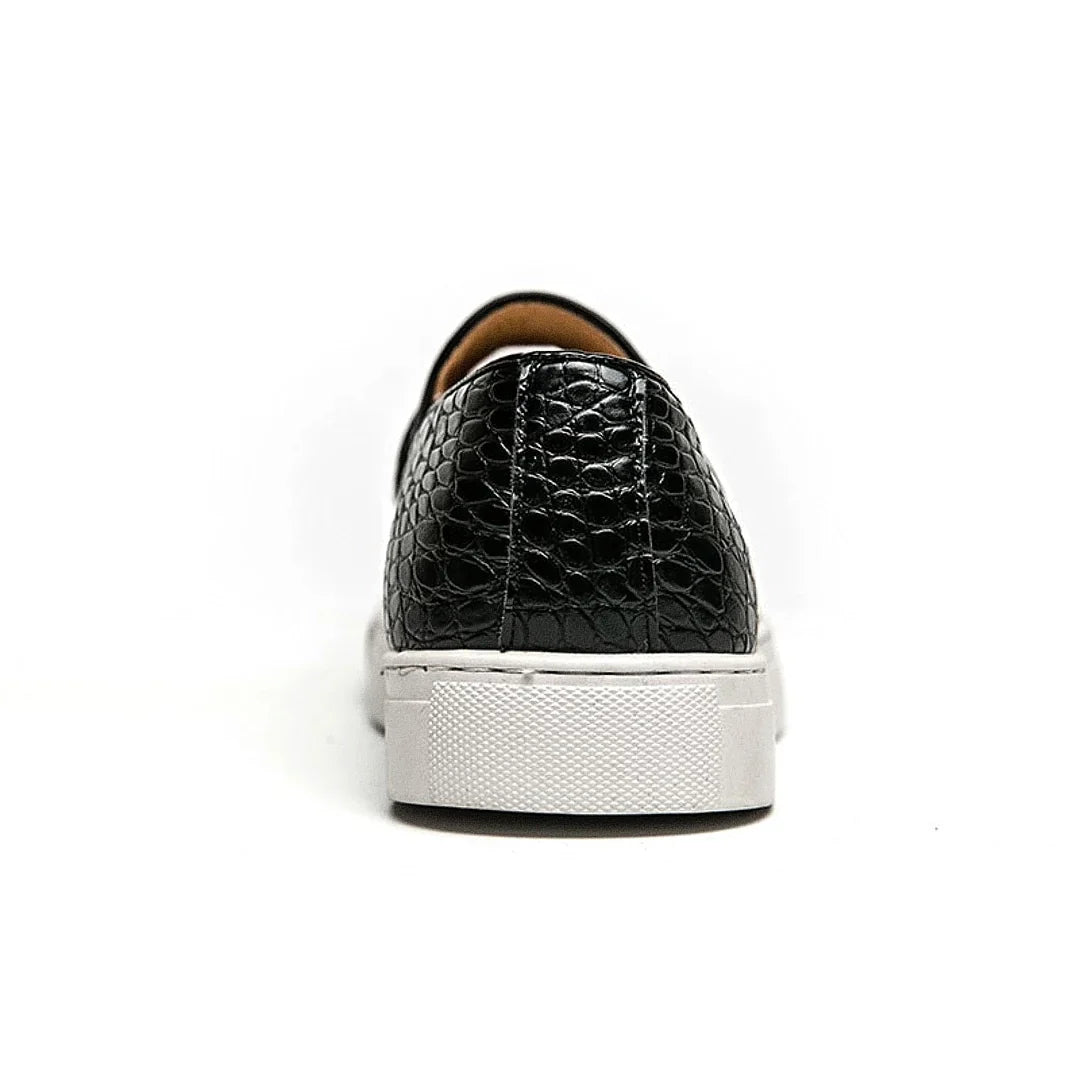 Mocassim Masculino Romenzi Oslo RZ741 em detalhe, modelo clássico em materiais de alta qualidade que oferece conforto, durabilidade e estilo refinado.