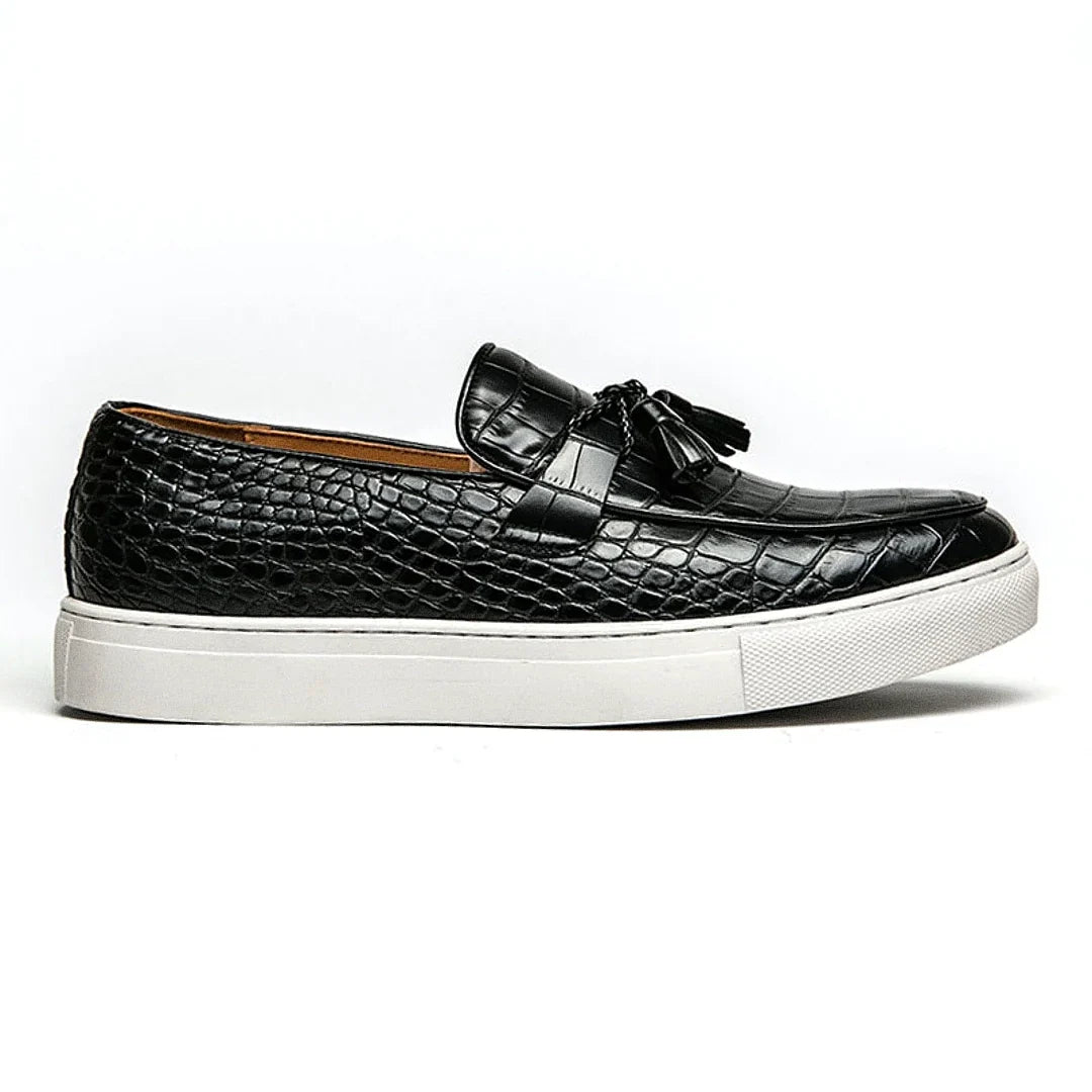 Mocassim Masculino Romenzi Oslo RZ741 em detalhe, modelo clássico em materiais de alta qualidade que oferece conforto, durabilidade e estilo refinado.