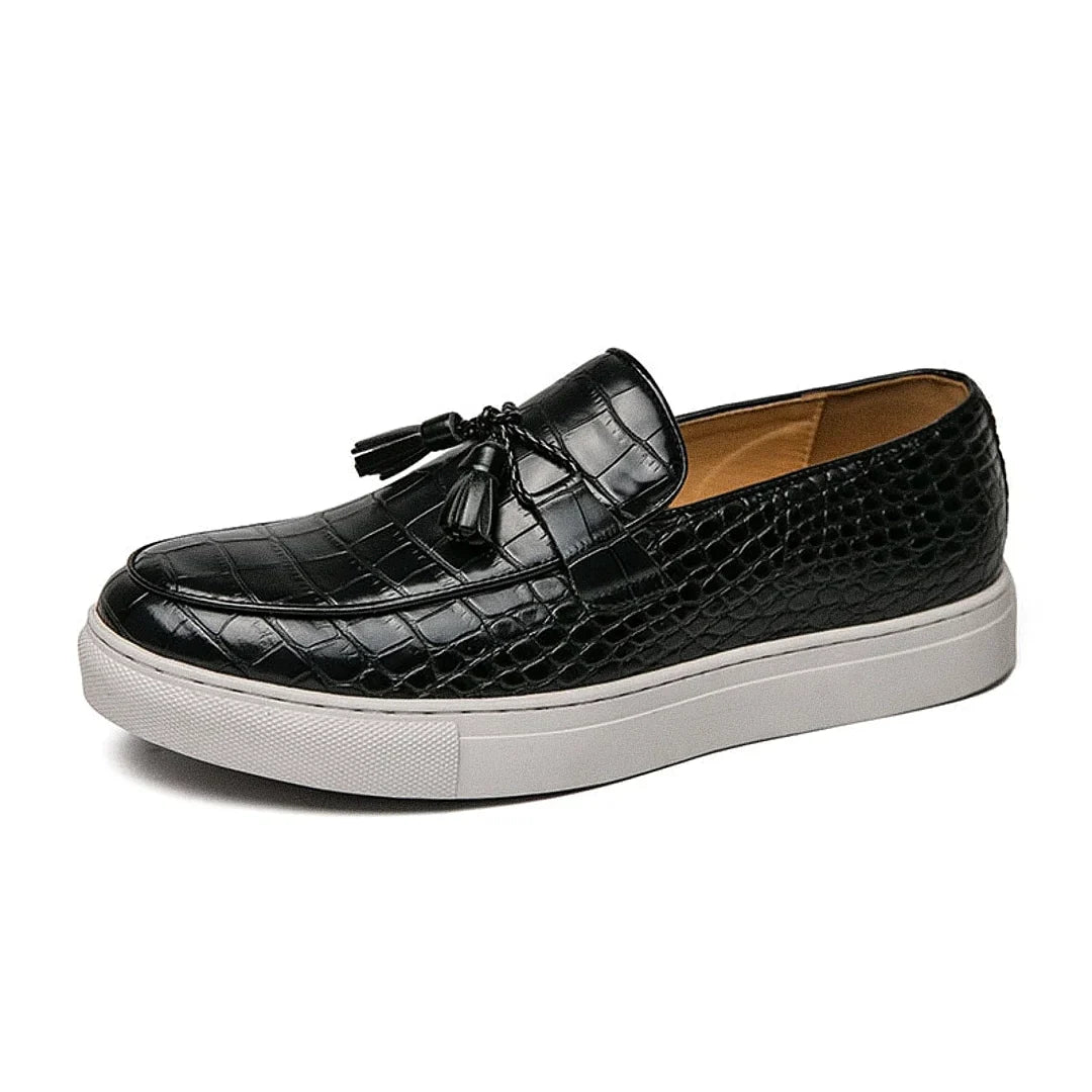 Mocassim Masculino Romenzi Oslo RZ741 em detalhe, modelo clássico em materiais de alta qualidade que oferece conforto, durabilidade e estilo refinado.