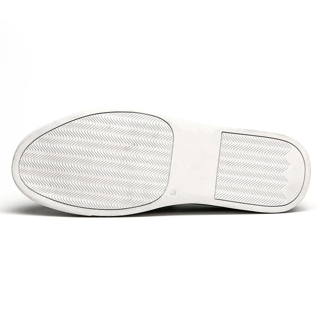 Mocassim Masculino Romenzi Oslo RZ741 em detalhe, modelo clássico em materiais de alta qualidade que oferece conforto, durabilidade e estilo refinado.
