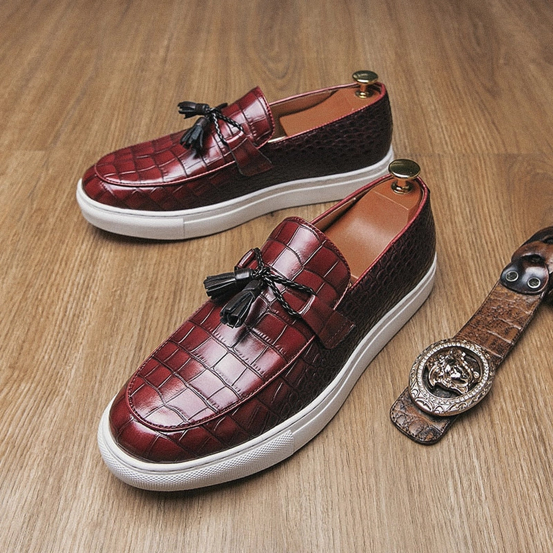 Mocassim Masculino Romenzi Oslo RZ741 em detalhe, modelo clássico em materiais de alta qualidade que oferece conforto, durabilidade e estilo refinado.