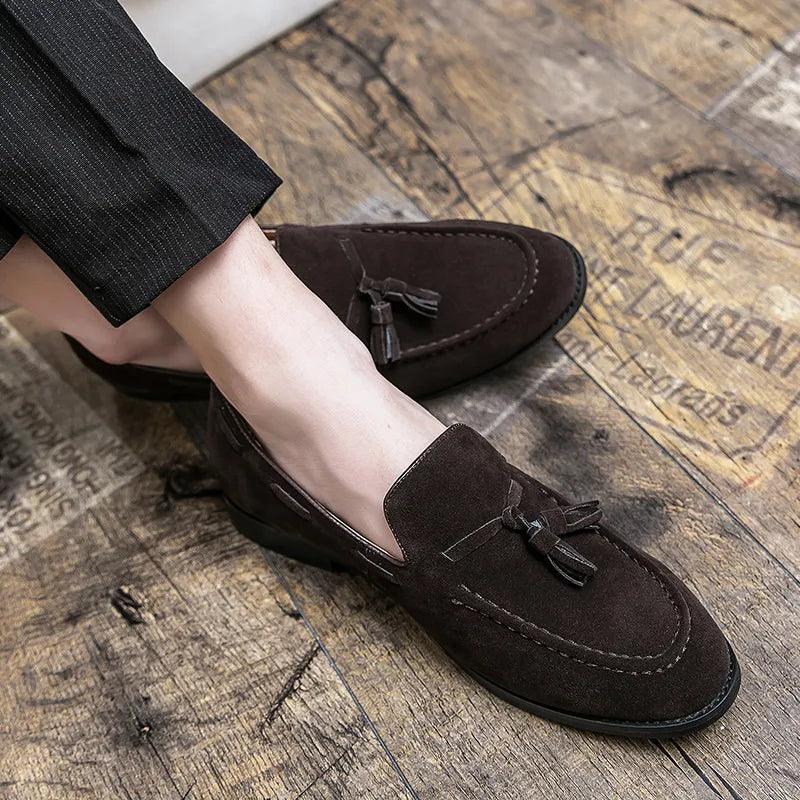 Mocassim Masculino Roma Romenzi RZ743 em detalhe, mocassim elegante em materiais de alta qualidade que oferece conforto, durabilidade e estilo atemporal.