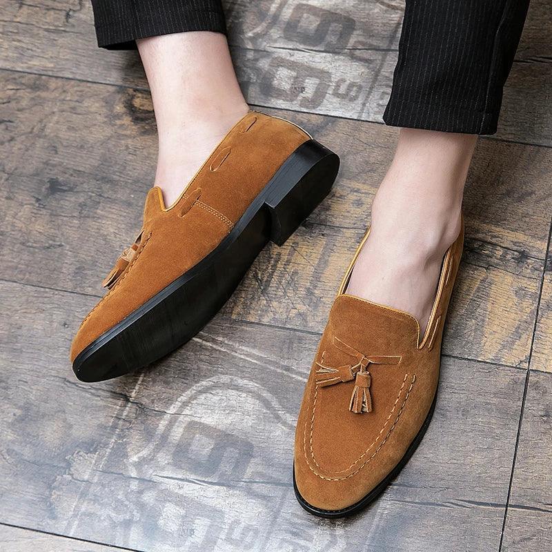 Mocassim Masculino Roma Romenzi RZ743 em detalhe, mocassim elegante em materiais de alta qualidade que oferece conforto, durabilidade e estilo atemporal.