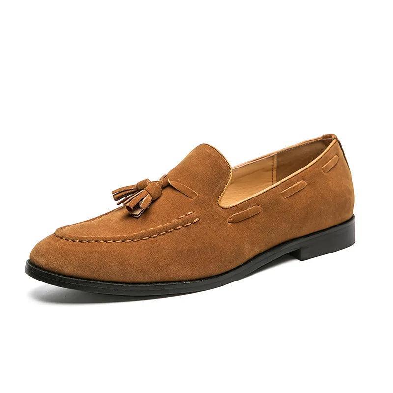 Mocassim Masculino Roma Romenzi RZ743 em detalhe, mocassim elegante em materiais de alta qualidade que oferece conforto, durabilidade e estilo atemporal.