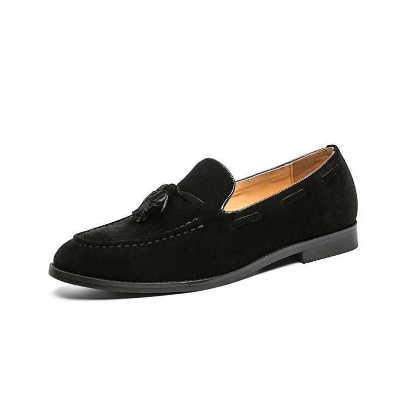 Mocassim Masculino Roma Romenzi RZ743 em detalhe, mocassim elegante em materiais de alta qualidade que oferece conforto, durabilidade e estilo atemporal.