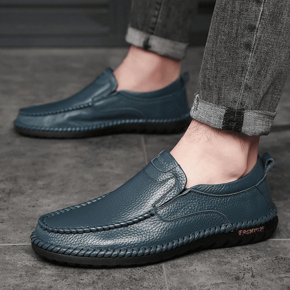 Mocassim Masculino Romenzi RZ729 em detalhe, mocassim em couro de alta qualidade que garante conforto, durabilidade e estilo atemporal para o homem moderno.