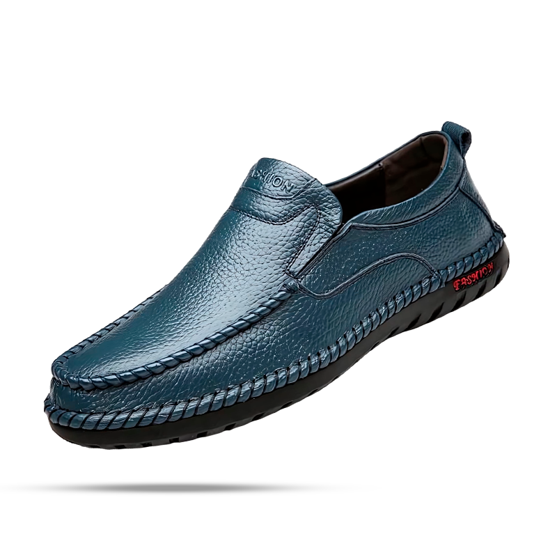 Mocassim Masculino Romenzi RZ729 em detalhe, mocassim em couro de alta qualidade que garante conforto, durabilidade e estilo atemporal para o homem moderno.