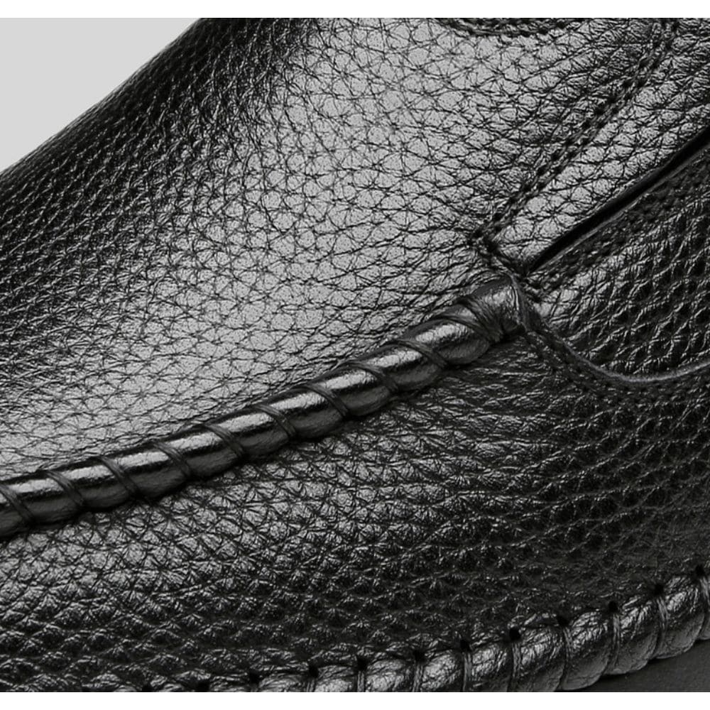 Mocassim Masculino Romenzi RZ729 em detalhe, mocassim em couro de alta qualidade que garante conforto, durabilidade e estilo atemporal para o homem moderno.